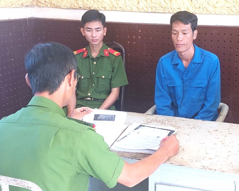 Vũ Văn Hạnh (mặc áo xanh công nhân) tại cơ quan điều tra - Ảnh: HL.