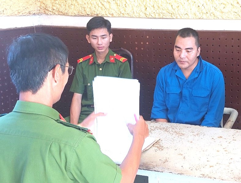 Bạch Thành Lâm (mặc áo xanh công nhân) tại cơ quan điều tra - Ảnh: HL.