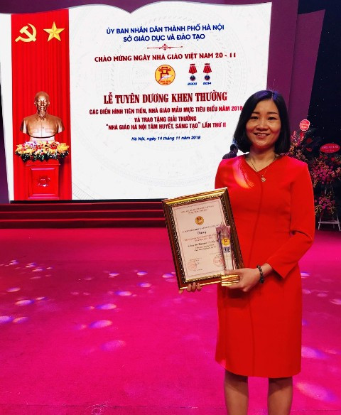 Cô Ly Nga vinh dự được nhận Giải thưởng "Nhà giáo tâm huyết, sáng tạo dịp 20/11/018 Cô Ly Nga vinh dự được nhận Giải thưởng "Nhà giáo tâm huyết, sáng tạo dịp 20/11/018