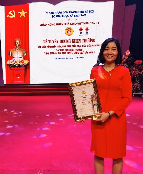Cô Ly Nga vinh dự được nhận Giải thưởng "Nhà giáo tâm huyết, sáng tạo dịp 20/11/018