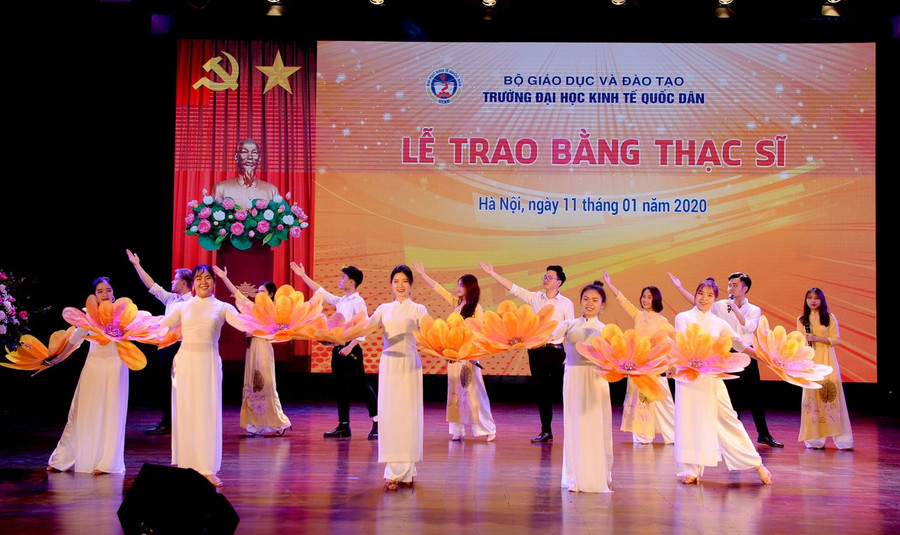 Văn nghệ chào mừng.