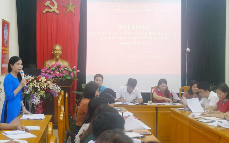 Cô Đoàn Thị Luyên báo cáo chuyên đề trước sự tham gia của nhiều đồng nghiệp. Ảnh: NVCC