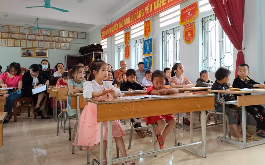 Một tiết dạy của cô Hoàng Thị Thanh Bình, với sự tham gia dự giờ của nhiều đồng nghiệp. Ảnh: NVCC