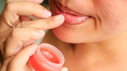 "Rước" cả tá vi khuẩn khi tô son bằng tay