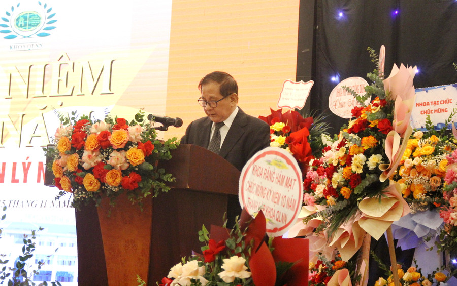 PGS.TS Văn Tất Thu chia sẻ tại Lễ kỷ niệm 10 năm thành lập Khoa Quản lý Nhà nước. PGS.TS Văn Tất Thu chia sẻ tại Lễ kỷ niệm 10 năm thành lập Khoa Quản lý Nhà nước.
