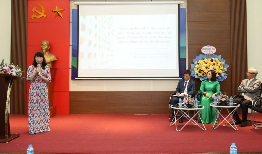 TS Đặng Thị Thu Huệ tham luận tại hội thảo.
