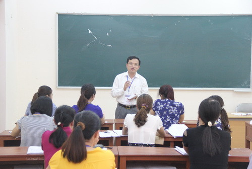 Ông Mai Văn Trinh trao đổi với các cán bộ chấm thi của tỉnh Bắc Kạn Ông Mai Văn Trinh trao đổi với các cán bộ chấm thi của tỉnh Bắc Kạn