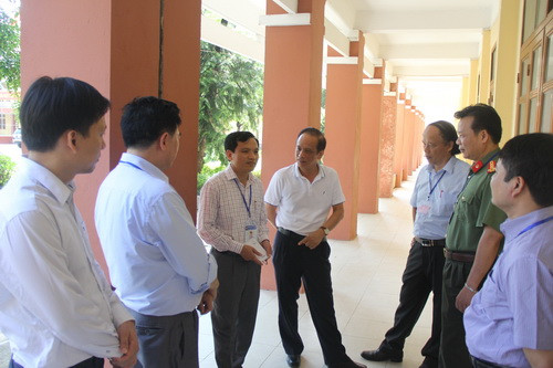 Ông Mai Văn Trinh (thứ 3 từ trái qua phải) trao đổi với Hội đồng chấm thi THPT quốc gia 2018 tỉnh Cao Bằng về một số nguyên tắc khi chấm thi Ông Mai Văn Trinh (thứ 3 từ trái qua phải) trao đổi với Hội đồng chấm thi THPT quốc gia 2018 tỉnh Cao Bằng về một số nguyên tắc khi chấm thi