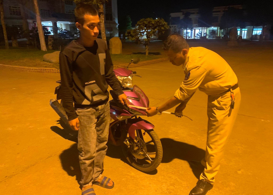 Đối tượng Y Hân Êban cùng chiếc xe gây tại nạn (ảnh: SĐ).