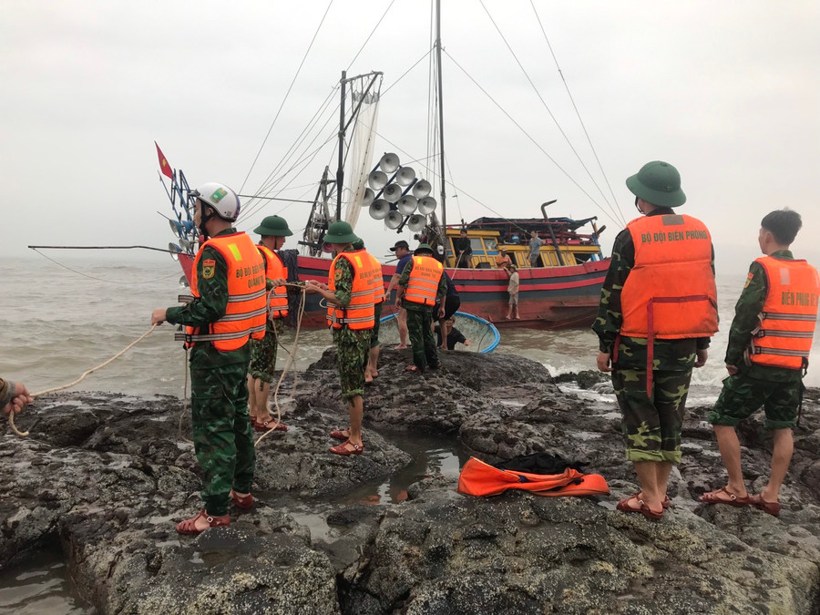 Bộ đội Biên phòng triển khai lực lượng cứu hộ tàu bị nạn. (Ảnh: BĐBP Quảng Trị cung cấp).