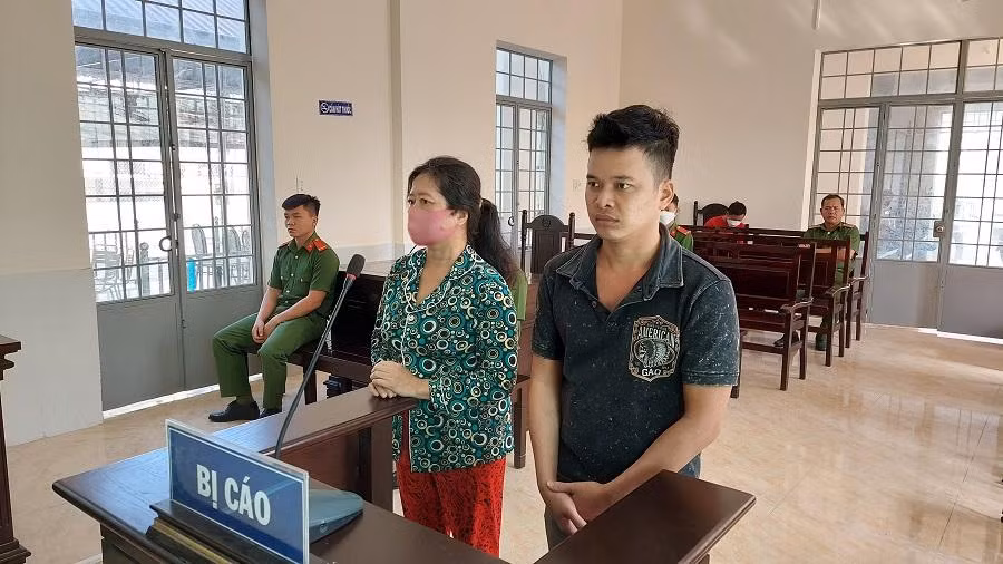 2 bị cáo tại phiên tòa xét xử.