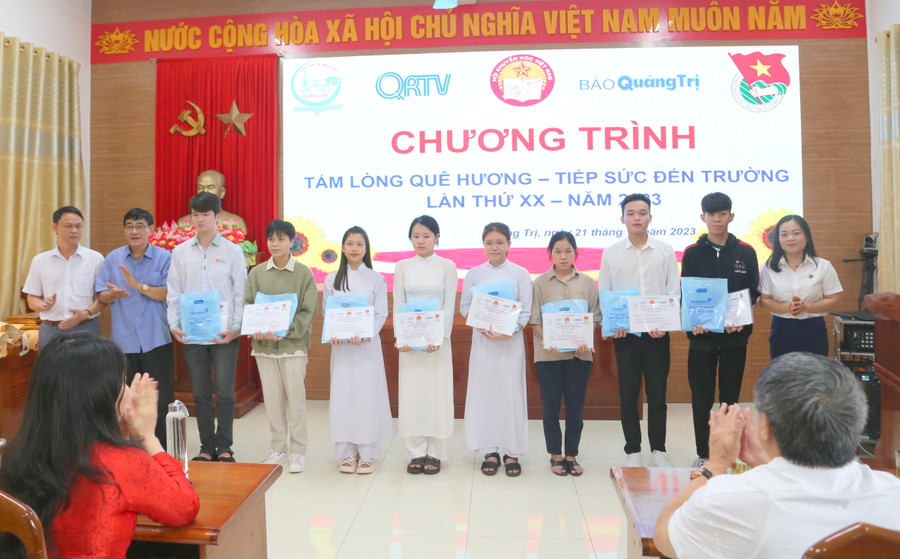 Mỗi suất học bổng trao cho tân sinh viên trị giá 10 triệu đồng. Mỗi suất học bổng trao cho tân sinh viên trị giá 10 triệu đồng.