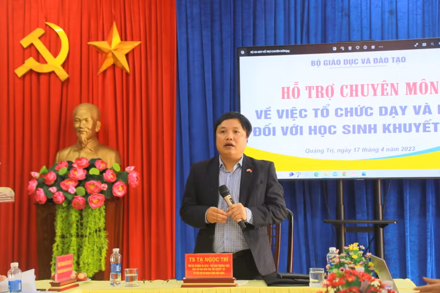 TS Tạ Ngọc Trí – Phó Vụ trưởng Vụ giáo dục Tiểu học (GDTH), Phó trưởng ban thường trực Ban chỉ đạo giáo dục trẻ khuyết tật, trẻ em có hoàn cảnh khó khăn làm việc với Sở GD&ĐT Quảng Trị. TS Tạ Ngọc Trí – Phó Vụ trưởng Vụ giáo dục Tiểu học (GDTH), Phó trưởng ban thường trực Ban chỉ đạo giáo dục trẻ khuyết tật, trẻ em có hoàn cảnh khó khăn làm việc với Sở GD&ĐT Quảng Trị.