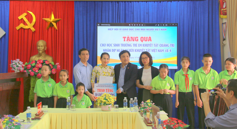 Lãnh đạo Vụ GDTH chuyển quà của Thứ trưởng Ngô Thị Minh động viên các học sinh tại Trường trẻ em khuyết tật tỉnh Quảng Trị. Lãnh đạo Vụ GDTH chuyển quà của Thứ trưởng Ngô Thị Minh động viên các học sinh tại Trường trẻ em khuyết tật tỉnh Quảng Trị.