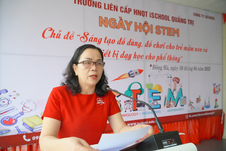 Thạc sĩ Trần Thị Ngọ - Hiệu trưởng iSchool Quảng Trị phát biểu đánh giá hội thi.