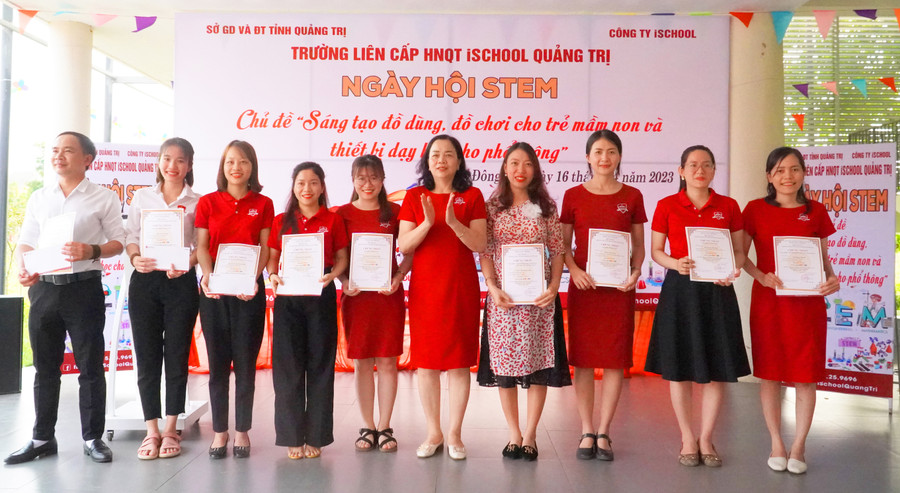 Thạc sĩ Trần Thị Ngọ - Hiệu trưởng iSchool Quảng Trị trao giải cho các giáo viên, nhân viên có sản phẩm xuất sắc.