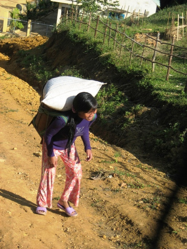 Các em bé từ nhỏ CơTu đã phải làm việc nặng nhọc để sau này dễ bắt việc hơn. 