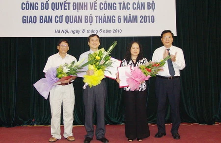 Bộ GD&amp;ĐT công bố các QĐ nhân sự, tặng thưởng huân chương