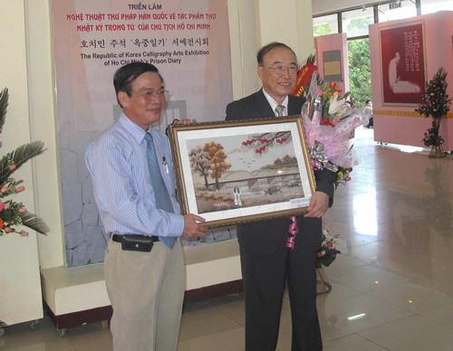 Thư pháp Hàn Quốc về thơ của Chủ tịch Hồ Chí Minh ảnh 4 Choi Chang Joon (ben phai) nhan qua luu niem cua Pho Chu tich UBND tinh TT-Hue