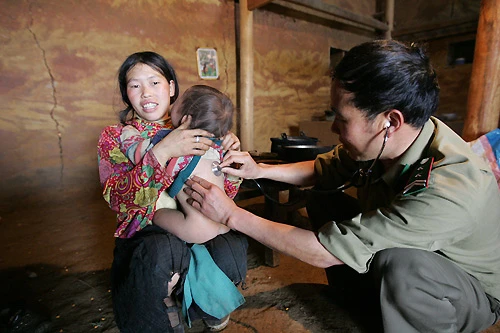 &quot;Thầy thuốc mang quân hàm xanh&quot; vùng biên giới Vĩnh Gia