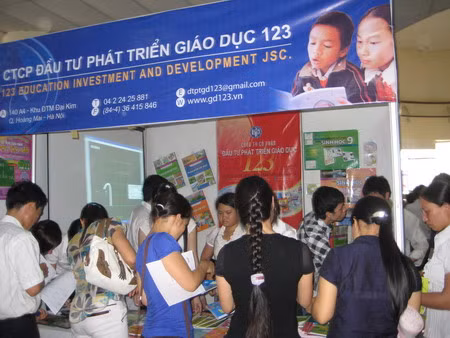 Gian hàng của Công ty 123 lúc nào cũng đông