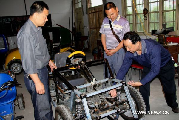 Thầy Zhai Xionghui (đứng thứ nhất từ bên phải) và chiếc xe của mình