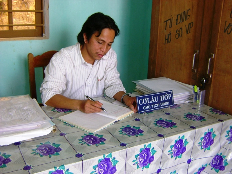 Anh CLâu Hớp - Chủ tịch xã Tr’Hy đang thống kê lại những vụ bạo hành phụ nữ xảy ra tại địa trong các tháng đầu năm 2010