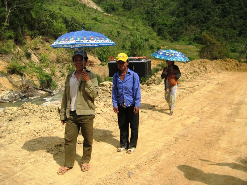 Người chồng ở CơTu, huyện Tây Giang vẫn thãn nhiên vô tư, không cực nhọc và làm việc nặng như người phụ nữ và vợ mình.