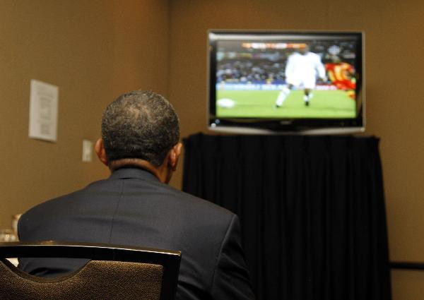 Những khoảnh khắc ấn tượng trong tuần ảnh 14 U.S. President Barack Obama watches a live telecast of the 2010 World Cup soccer match between the U.S. and Ghana during a short break at the G20 Summit in Toronto June 26, 2010