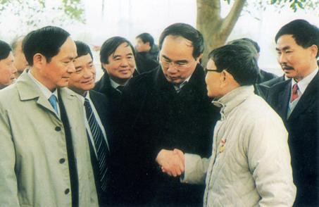 PTT, Bộ trưởng Bộ GD&ĐT Nguyễn Thiện Nhán nghe AHLĐ NGND Nguyễn Đức Thìn đề đạt nguyện vọng của Cựu giáo chức