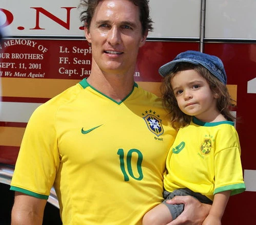 Bố con Matthew McConaughey ủng hộ Brazil