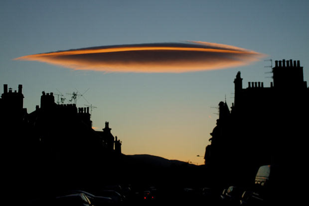 Những khoảnh khắc ấn tượng trong tuần ảnh 7 This cloud that looks like a UFO appeared in the sky in Crieff, Perthshire, Scotland at 10.30pm on the 19th of June. It is an example of a rare altocumulus lenticularis cloud