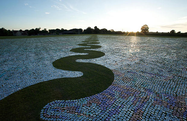 Những khoảnh khắc ấn tượng trong tuần ảnh 9 A glittering ’inland sea’ created by artist Bruce Munro from 600,000 donated CDs is seen in Long Knoll Field in Wiltshire