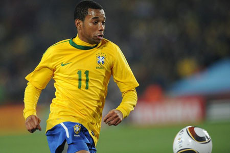 Robinho ghi bàn thắng ấn định chiến thắng 3-0 cho Brazil 1.jpg