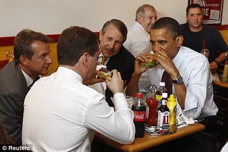 Obama – Medvedev cùng thưởng thức hamburger trong nhà hàng