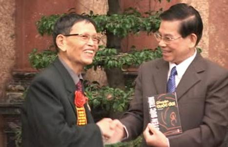 Chủ tịch nước Nguyễn Minh Triết nhận cuốn tự truyện 