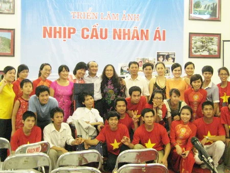 Đấu giá ảnh &quot;Nhịp cầu nhân ái&quot;: Nơi hội tụ của những tấm lòng