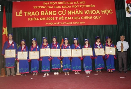 ĐH KHTN (ĐHQGHN) trao bằng tốt nghiệp