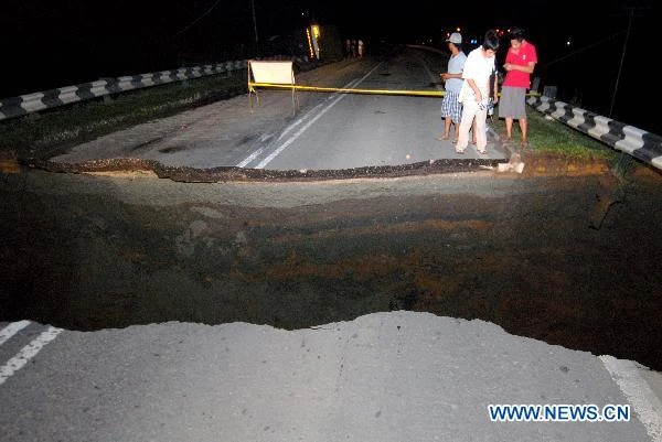 Malaysia: Kinh hoàng con đường bị nứt toác rộng 5m