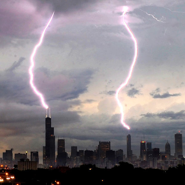 Những khoảnh khắc ấn tượng trong tuần ảnh 3 Lightning bolts appear to strike both the Willis Tower and the Trump Tower in downtown Chicago