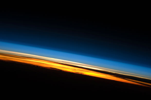 Những khoảnh khắc ấn tượng trong tuần ảnh 6 A sunset captured last month by the International Space Station’s Expedition 23 crew shows in vivid detail many layers of the Earth’s thin atmosphere