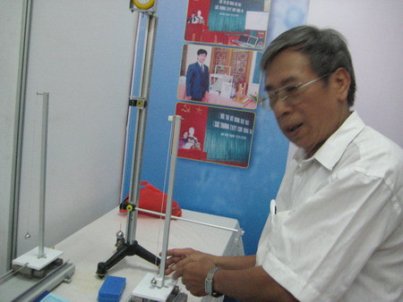 Thầy Nguyễn Văn Thông với TBDH tự làm Thầy Nguyễn Văn Thông với TBDH tự làm
