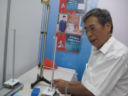 Thầy Nguyễn Văn Thông với TBDH tự làm