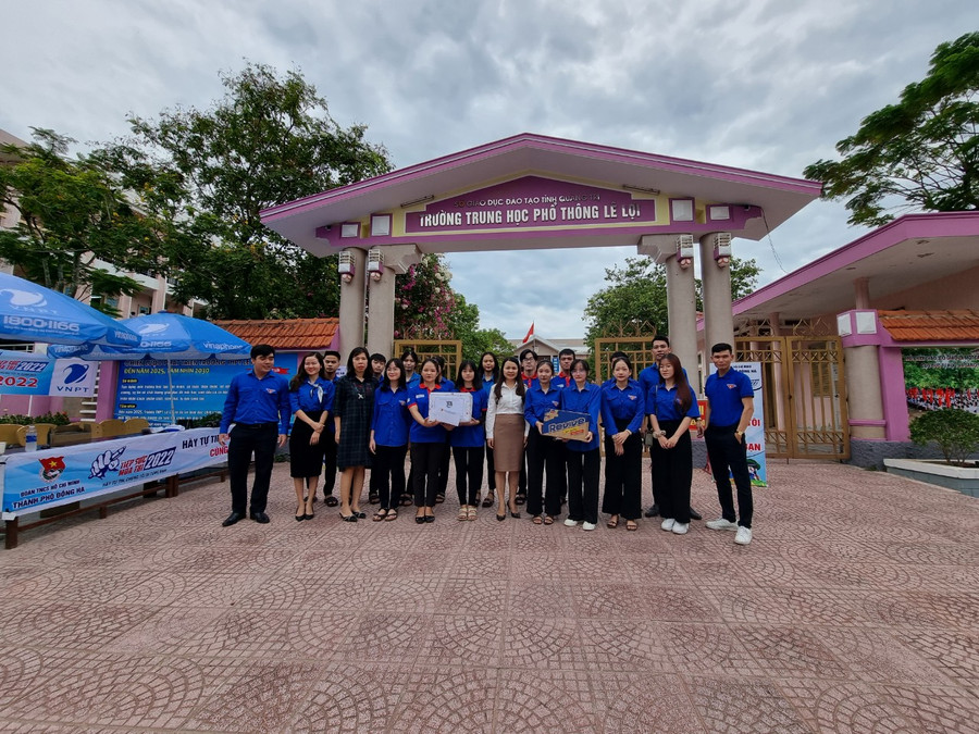 Áo xanh tình nguyện hỗ trợ thí sinh trong kỳ thi tốt nghiệp THPT năm 2022. Áo xanh tình nguyện hỗ trợ thí sinh trong kỳ thi tốt nghiệp THPT năm 2022.