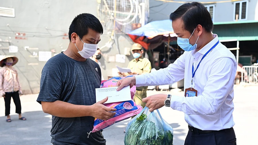 Cơ quan chức năng hỗ trợ người lao động có hoàn cảnh khó khăn trong thời gian giãn cách xã hội.