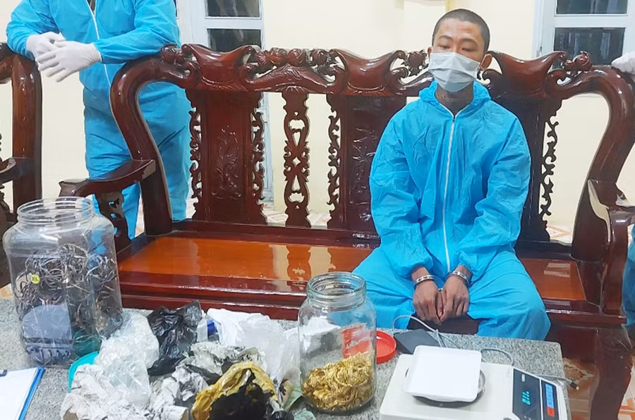 Lê Phong Trường cùng tang vật tại Đồng Biên phòng cửa khẩu quốc tế Tịnh Biên. Ảnh: Công an An Giang.