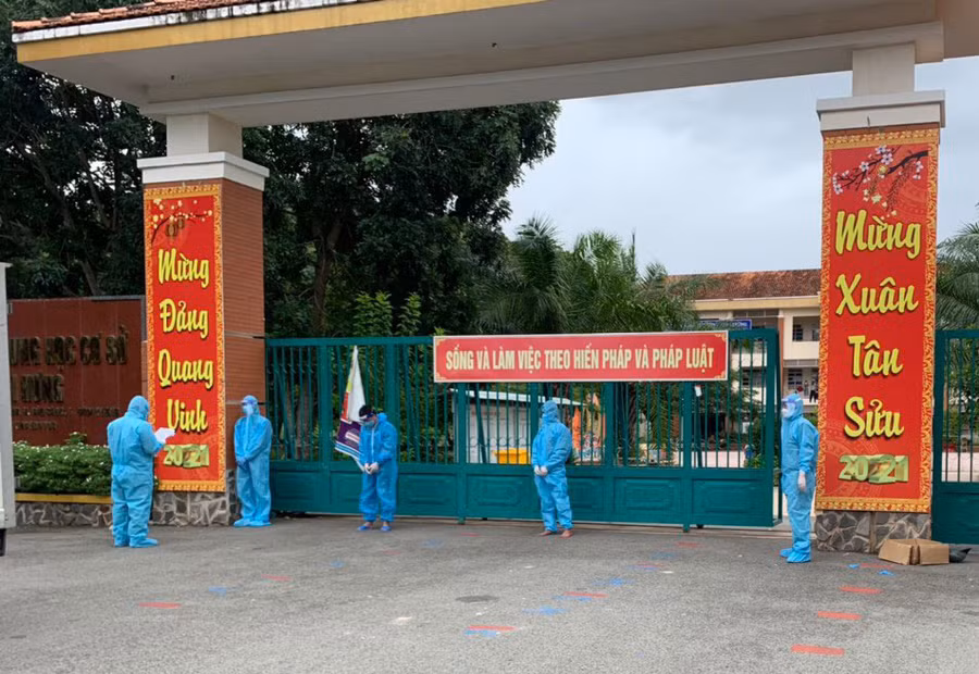 Cơ quan CSĐT Công an huyện Bàu Bàng tống đạt các quyết định khởi tố bị can. Ảnh: Công an Bình Dương.