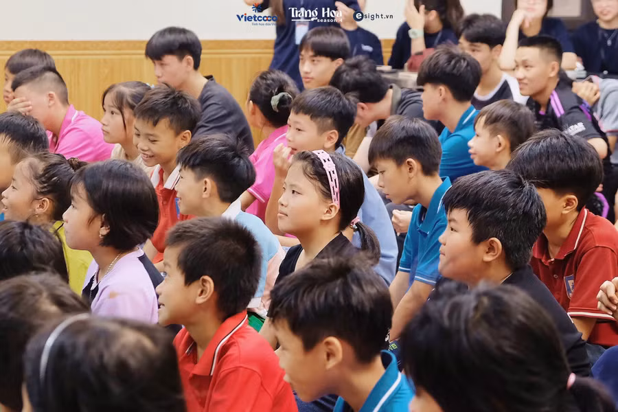 Đông đảo các em học sinh tham gia sự kiện.