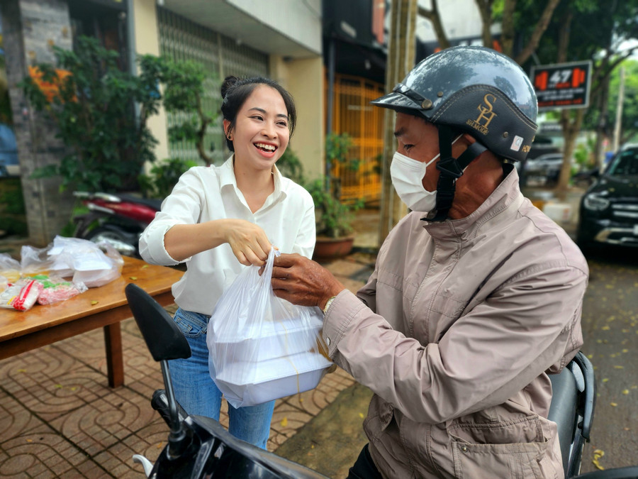Chị Mai Huyền trao tặng cơm cho người dân. (Ảnh: Thành Tâm) Chị Mai Huyền trao tặng cơm cho người dân. (Ảnh: Thành Tâm)
