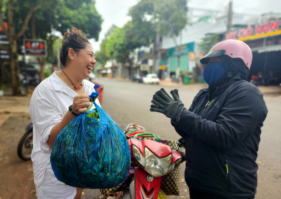 Một người dân đến ủng hộ rau cho bếp cơm. (Ảnh: Thành Tâm) Một người dân đến ủng hộ rau cho bếp cơm. (Ảnh: Thành Tâm)